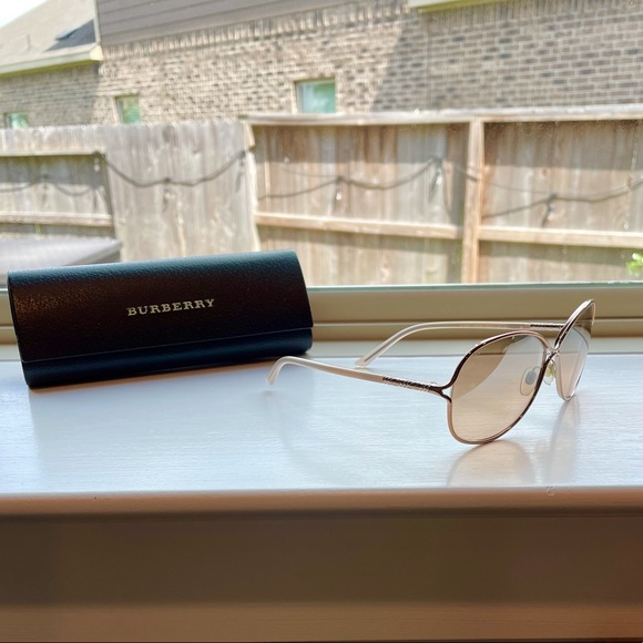 ❌SOLD❌ Authentic {Burberry} Sunglasses - Picture 5 of 12